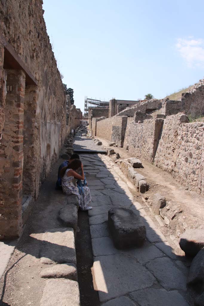 V.1.11, on left, Pompeii. September 2021. 
Looking west along Vicolo delle Nozze d’Argento between V.1 and V.6, from near doorway. 
Photo courtesy of Klaus Heese.
