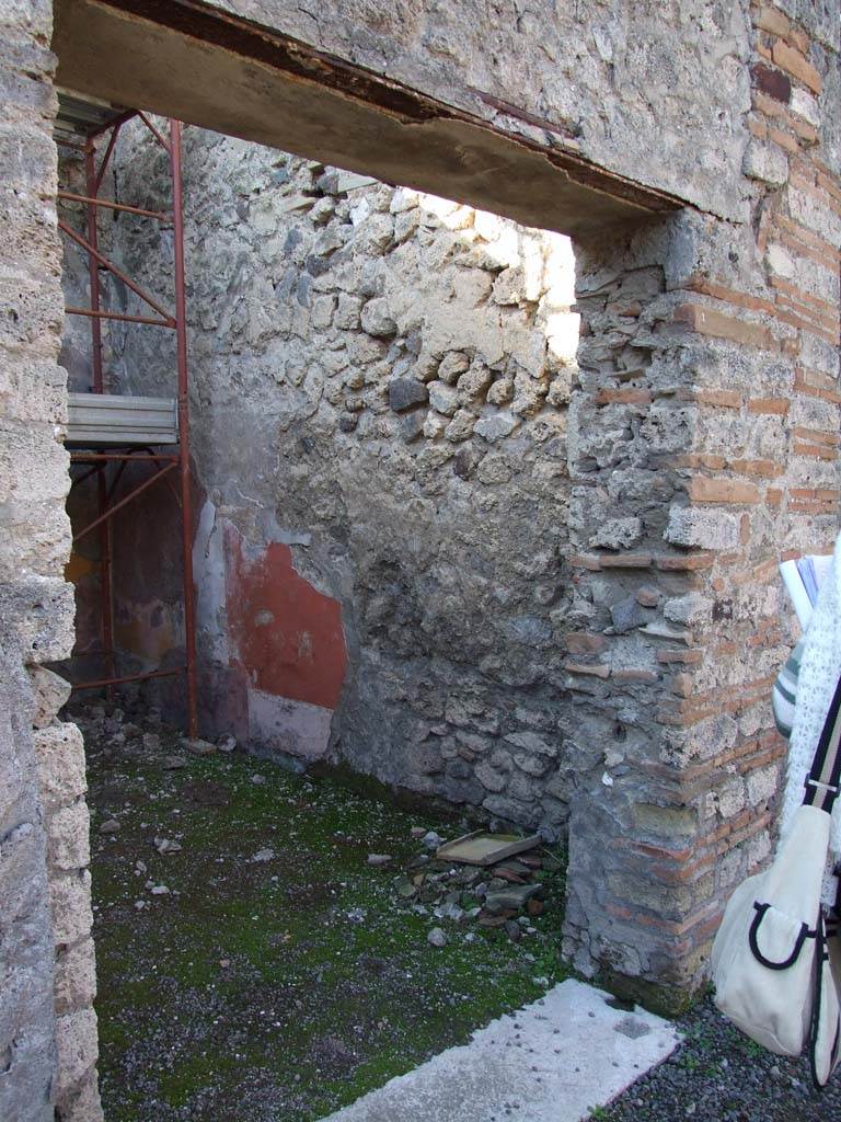 V.1.18 Pompeii. December 2007. Doorway to room “l” on north side of corridor and east wall.