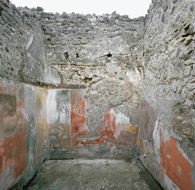 V.1.18 Pompeii.  December 2007.  
Triclinium “m” at end of corridor “m’ ” leading north from peristyle “i”, with remains of wall decoration in north-west corner.



