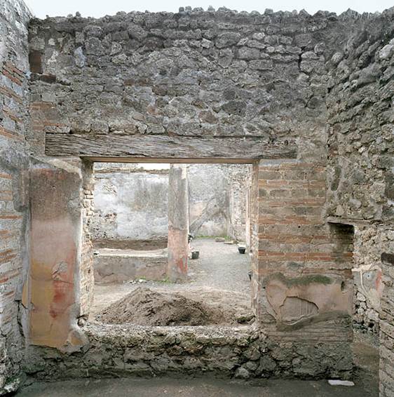 V.1.18 Pompeii. March 2009. Exedra “o”, east wall.
