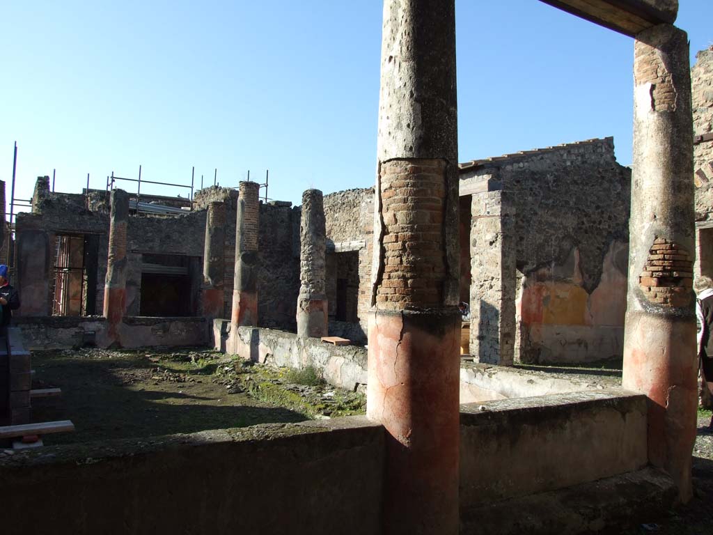 V.1.18 Pompeii. March 2009. Peristyle garden “i” south wall, from tablinum “g”.