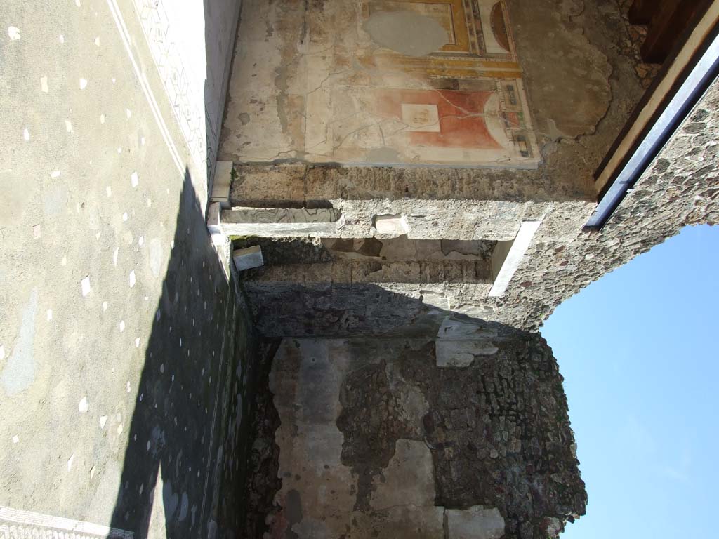 V.1.26  Pompeii.  March 2009.  Room 1. Mosaic edge around impluvium.