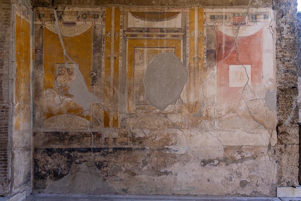 V.1.26 Pompeii. October 2020. Room 8, upper south wall of tablinum. Photo courtesy of Klaus Heese.