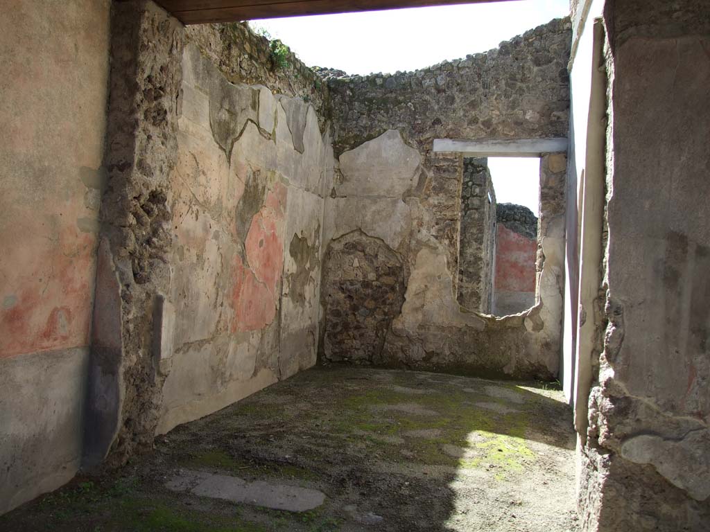 V.1.26 Pompeii. March 2009. Room “u”, on the south side of tablinum. Looking west, from portico area.