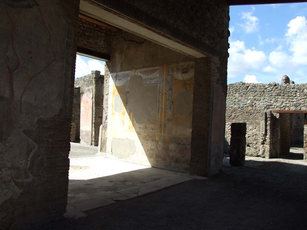 V.1.26 Pompeii. March 2009. Room “i”, tablinum from portico area. Looking north.
