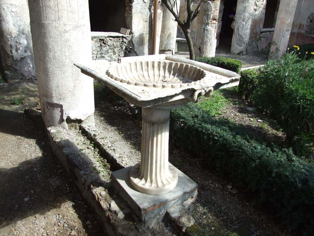 V.1.26 Pompeii. March 2009. White marble basin on pedestal in middle of north portico of peristyle L.
