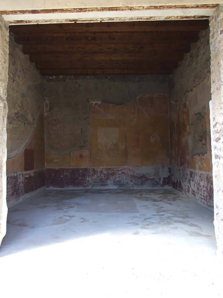 V.1.26 Pompeii. March 2009. Room “o”, triclinium on north side of peristyle garden.