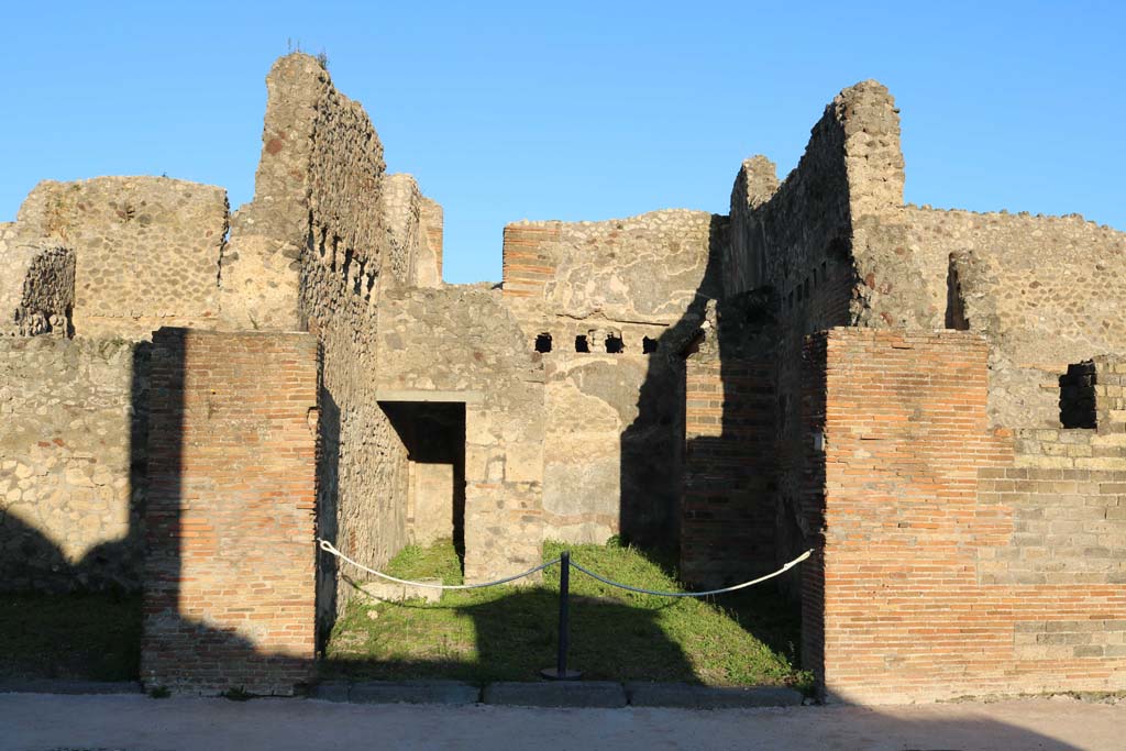 V.1.31 Pompeii. December 2018. Looking east to entrance doorway on Via del Vesuvio. Photo courtesy of Aude Durand