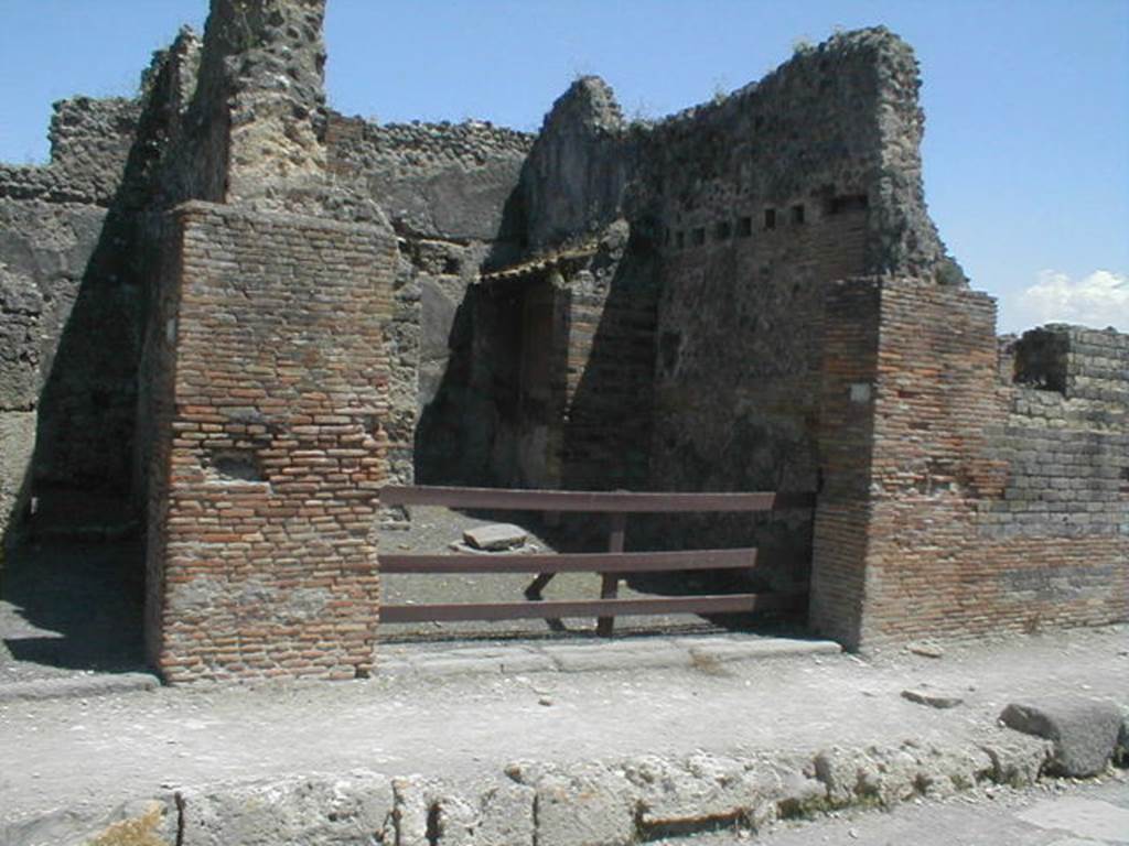 V.1.31 Pompeii. May 2005. Entrance on Via del Vesuvio.