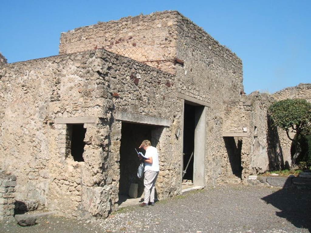 V.2.1 Pompeii.  May 2005.  Doorways to Rooms 7, 8 and 9 on west side of the Tablinum.