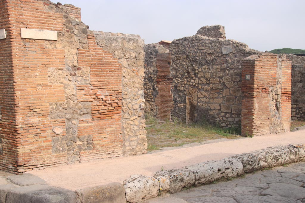 V.2.1 Pompeii. September 2015. East side of entrance doorway.
