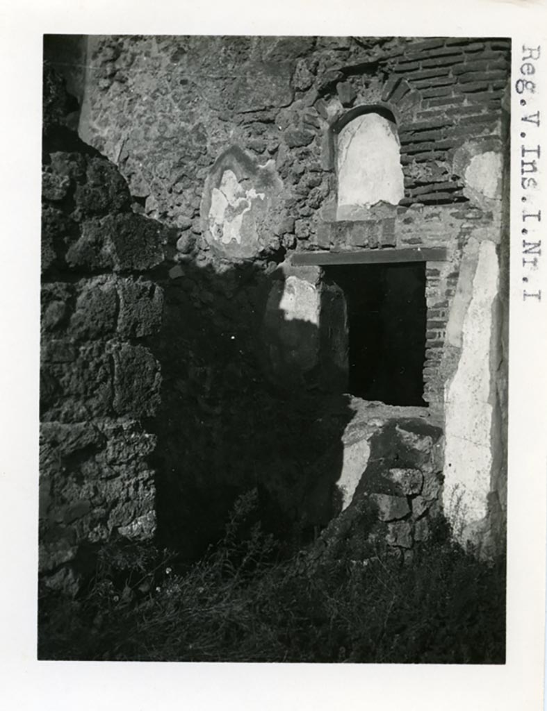 V.2.1 Pompeii. 1937-39. Looking towards north wall of room on west side of entrance. Photo courtesy of American Academy in Rome, Photographic Archive. 
Warsher collection no. 1581
