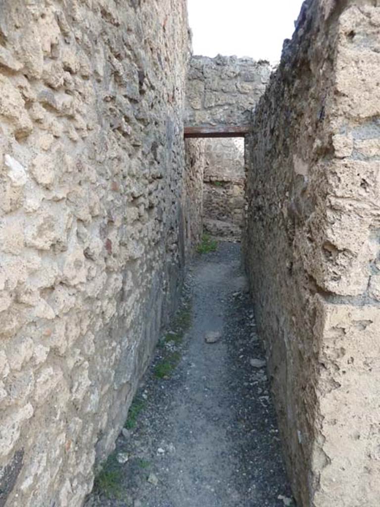 V.2.13 Pompeii. September 2015. Corridor to rear.