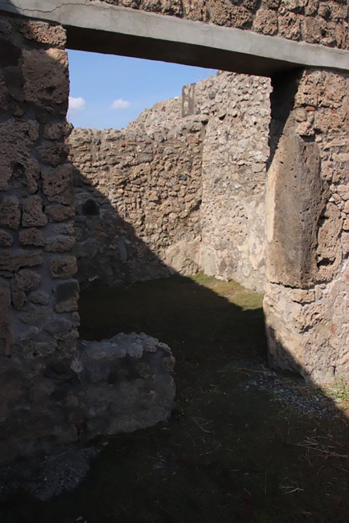V.2.13 Pompeii. September 2015. Looking towards the north wall of the rear room.