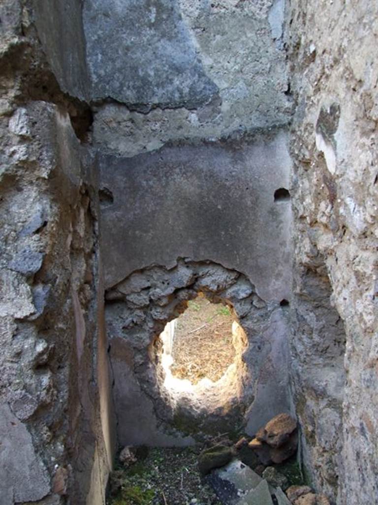 V.2.c Pompeii. December 2007. Room “d”, cubiculum. 
Looking south into recess with two shelves in south-west corner.
See BdI, 1885, p.250-253.

