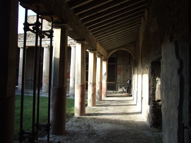 V.2.i Pompeii. December 2007. Room 23, east side of peristyle, looking north.