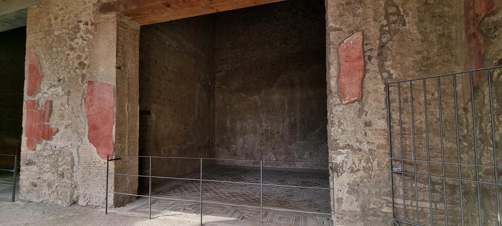 V.2.i Pompeii. May 2018. Room 7, tablinum looking north through atrium 1 to entrance.