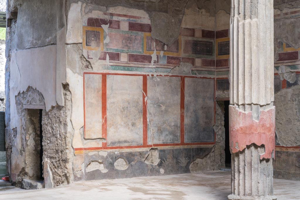 V.2.i Pompeii. March 2023. Room 1, detail of painted decoration on north wall in north-east corner. Photo courtesy of Johannes Eber.