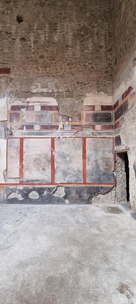V.2.i Pompeii. December 2023.
Room 1, north wall in north-east corner of atrium. Photo courtesy of Miriam Colomer.
