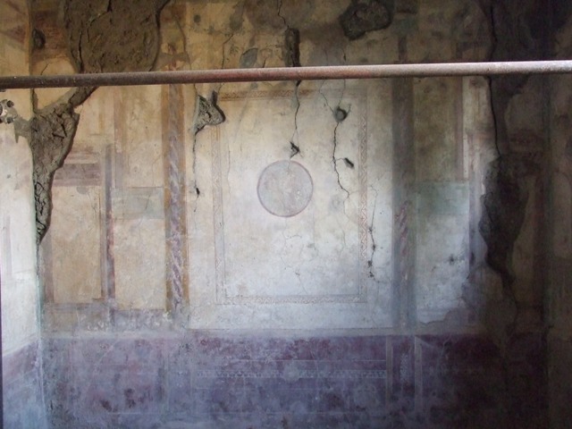 V.2.i Pompeii. March 2009.  Room 2b,  East wall.