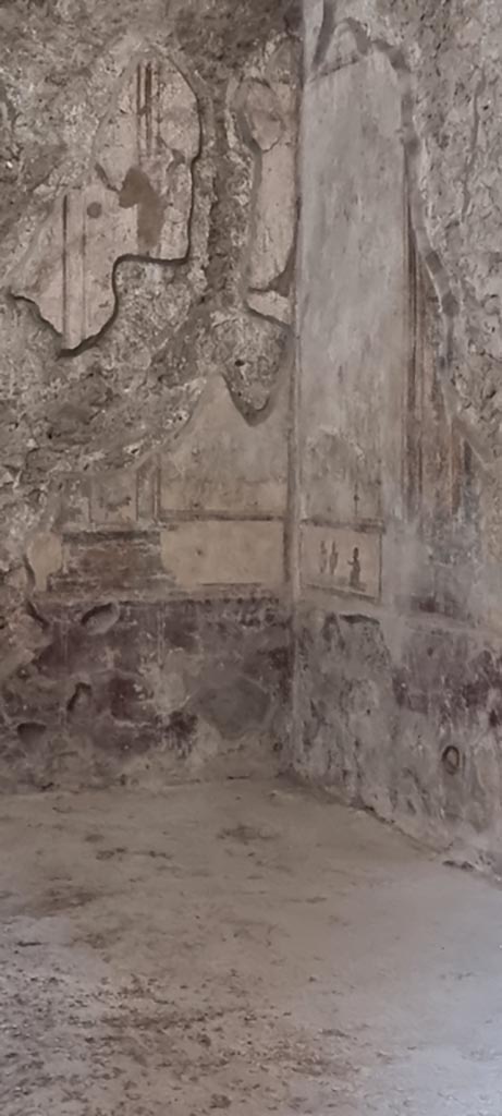 V.2.i Pompeii. December 2023.
Room 9, looking through doorway towards south-west corner. 
Photo courtesy of Miriam Colomer.
