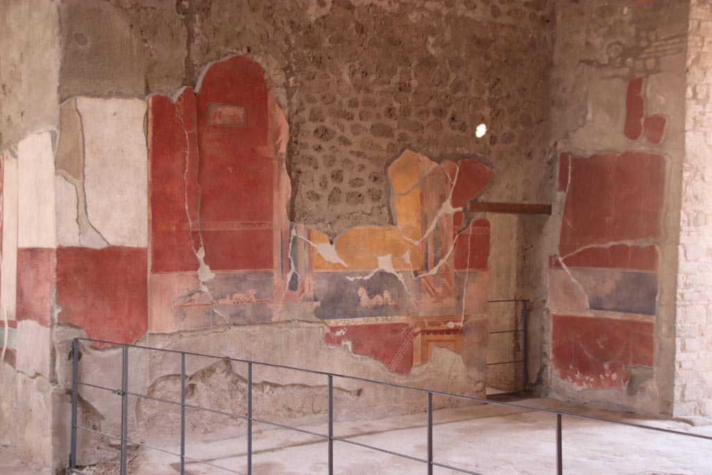 V.2.i Pompeii.  October 2023. Tablinum 7, east wall. Photo courtesy of Klaus Heese.