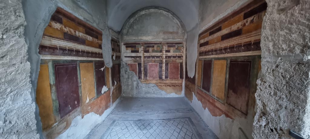 V.2.i Pompeii. December 2023. Room 20, looking south from doorway. Photo courtesy of Miriam Colomer.