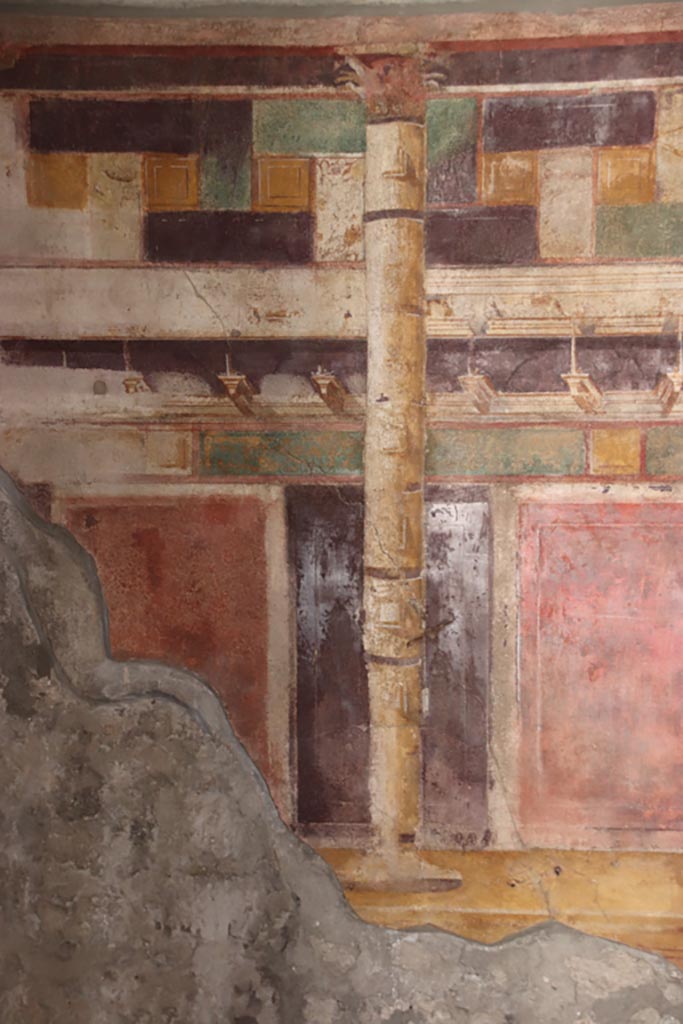 V.2.i Pompeii. October 2023. 
Room 20, detail of painted column on south wall at east end. Photo courtesy of Klaus Heese.
