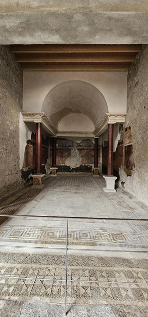 V.2.i Pompeii. December 2007. Room 20, mosaic floor at room threshold of bedroom or small dining room?  