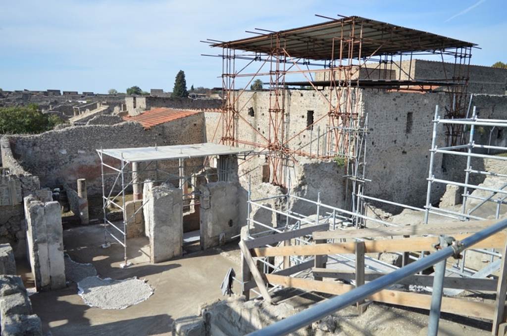 V.2.Pompeii. Casa di Orione. August 2018. Looking west across atrium A12.
On the west side are the doorways to rooms A8, A7 and A6.
On the south side (left) are doorways to rooms A17, A11 and A13. On the east side is room A3, (lower left).
On the north side (right) is the open front of ala room A18 and doors of room A15.
Photograph © Giuseppe Scarica, Ecampania.it.
The atrium was found without an impluvium (testudinate atrium) due to the reconstruction of the roof line which eliminated the central opening. 

