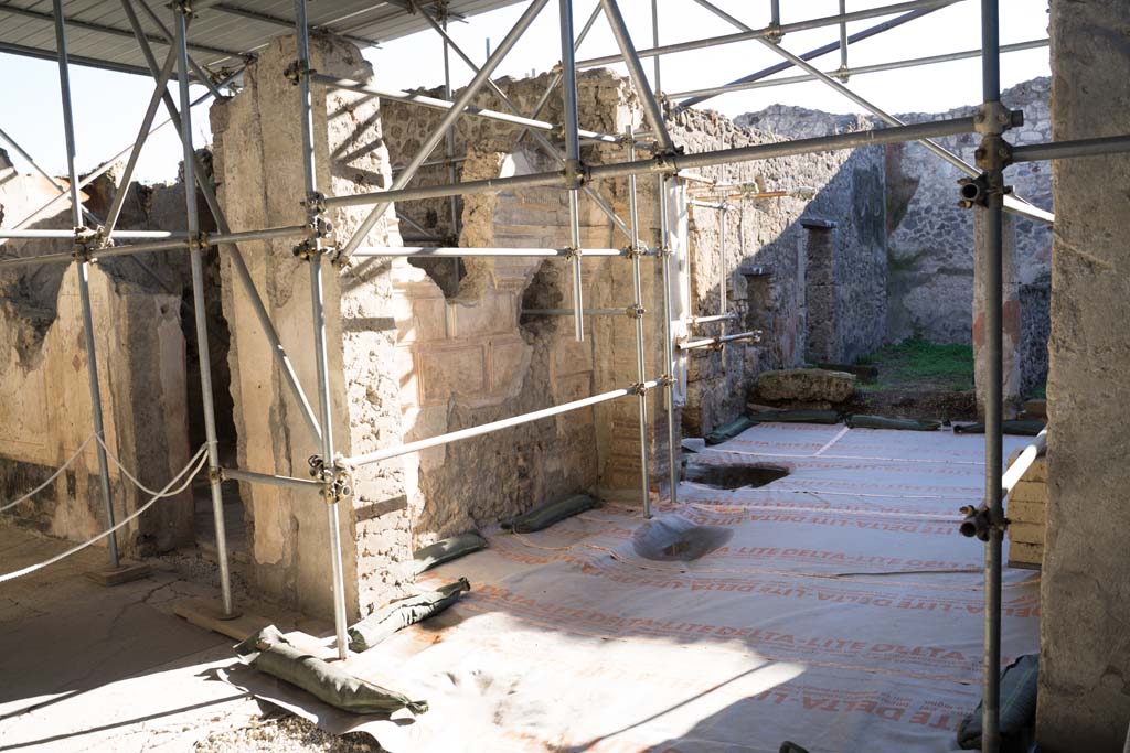 V.2.Pompeii. Casa di Orione. September 2021. 
Looking towards north wall, north-east corner and east wall with entrance corridor/fauces of atrium. Photo courtesy of Klaus Heese.
