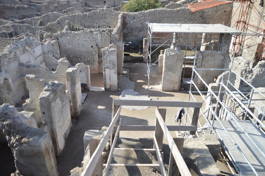 V.2.15 Pompeii. August 2018. Rooms on south side of atrium A12. A first style room A11 is in the centre. 
Room A13, room with white walls with a floral design is on the right.
Left is room A17 and on the east side is room A3.
Photograph © Parco Archeologico di Pompei.
