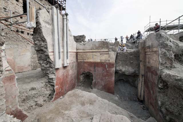 V.2.15 Pompeii. August 2018. Room A13 with white walls with a floral design. In the corner is a hole in the wall created by the Bourbon tunnellers.
Photograph © Parco Archeologico di Pompei.

