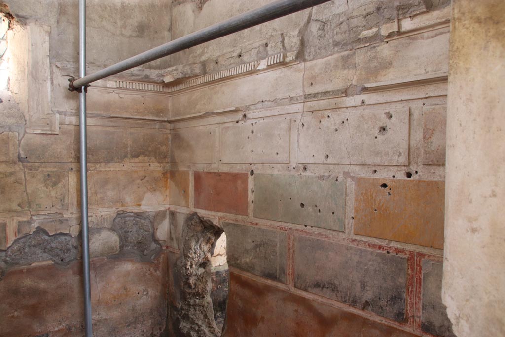V.2.15 Pompeii. October 2018. Room A13 on south side of atrium. Cobra at foot of mosaic floor design represents the Earth.
Photograph © Parco Archeologico di Pompei.
