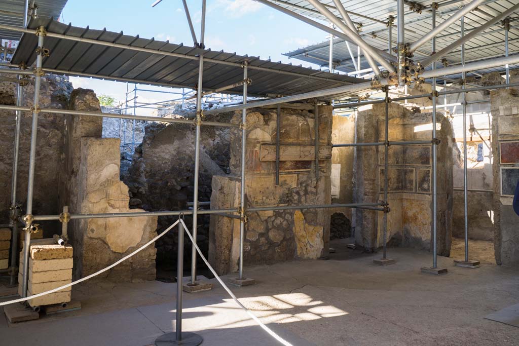 V.2.15 Pompeii. August 2018. Atrium A12 looking west with the open front of ala room A18 on the right.
Photograph © Giuseppe Scarica, Ecampania.it.
