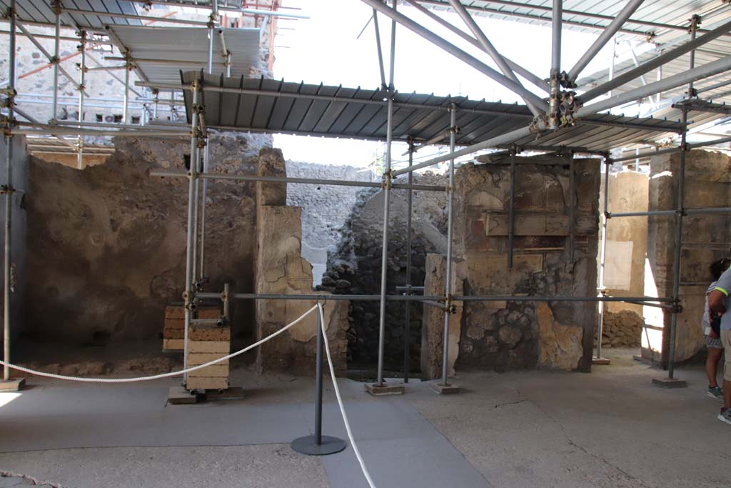 V.2.15 Pompeii. August 2018. Room A19, peristyle, is on the left with garden 11c to its left.
Two columns separate the garden from the peristyle.
The painting of Giove which gave the house its name when first excavated can just be seen behind the rear column.
Photograph © Parco Archeologico di Pompei.
