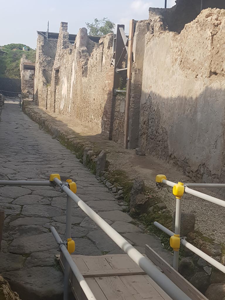 V.3 Pompeii. May 2018. Looking across to V.2.i left and V.7 right from on unexcavated area where balcony houses were found.
Photograph © Parco Archeologico di Pompei.

