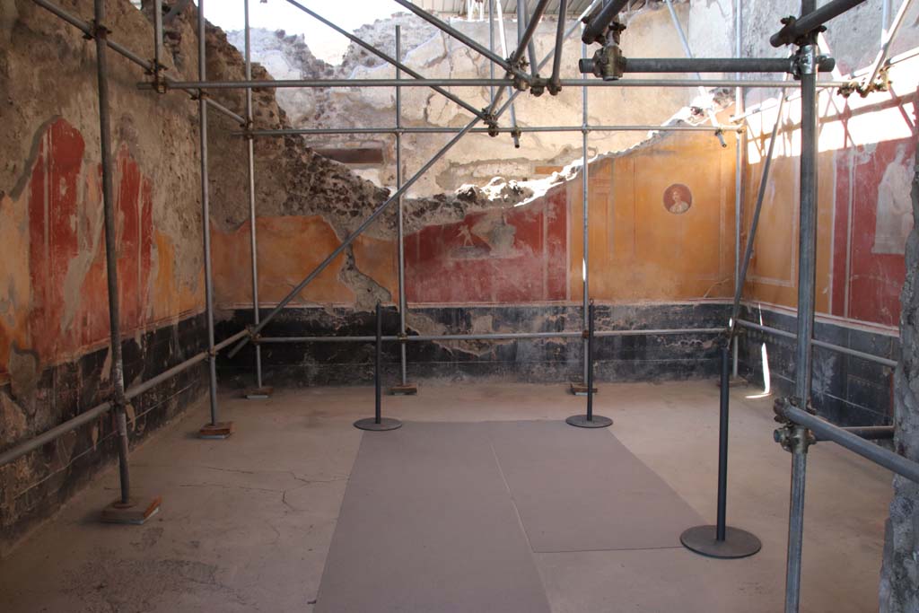 V.3 Pompeii. Casa del Giardino. 2018. Ambiente 8 front centre, fauces left and ambiente 7 right.

Ambiente 8 anteriore centrale, fauces a sinistra e ambiente 7 a destra.

Photograph © Parco Archeologico di Pompei.
