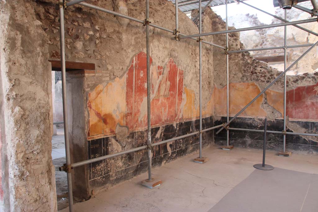 V.3 Pompeii. Casa del Giardino. 2018. Ambiente 8. Remains of skeletons of five victims.

Ambiente 8. Resti di scheletri di cinque vittime.

Photograph © Parco Archeologico di Pompei.
