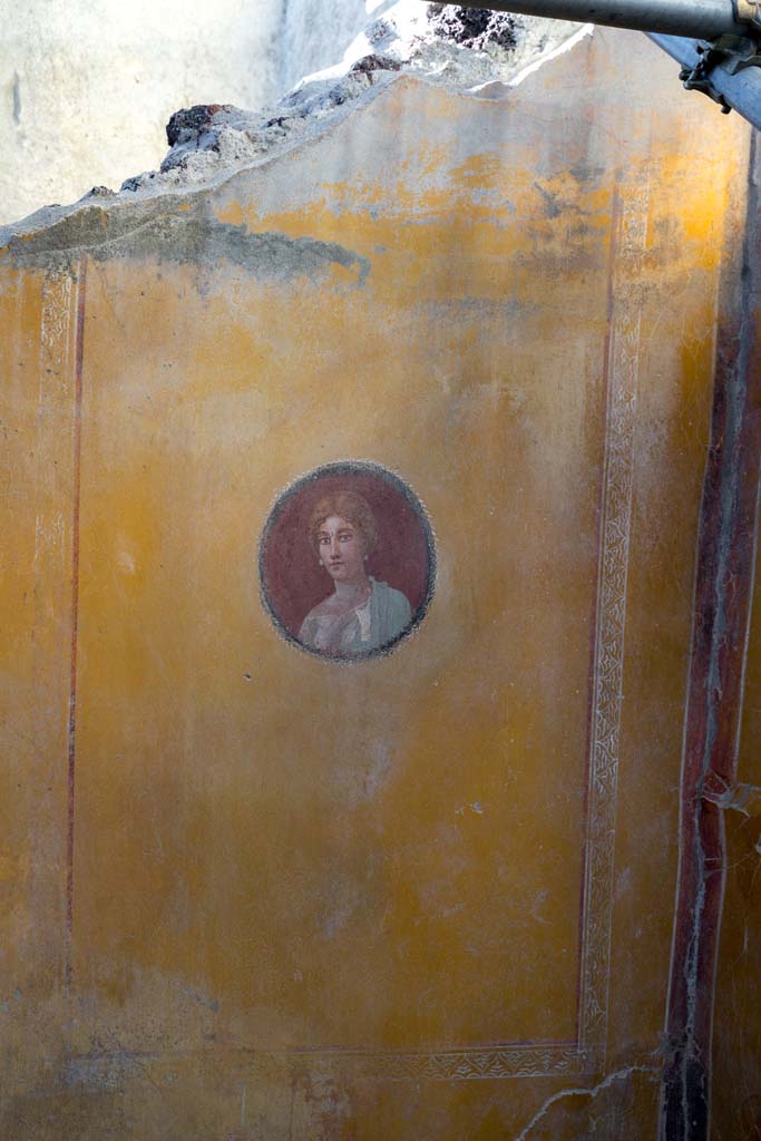 V.3 Pompeii. Casa del Giardino. 2018. Terracotta vessel with broken rim, found in the portico.

Vaso di terracotta con bordo rotto, trovato nel portico.

Photograph © Parco Archeologico di Pompei.

