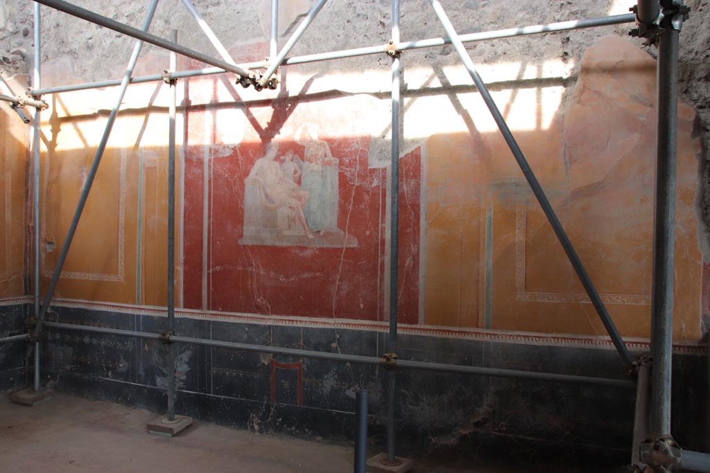 V.3 Pompeii. Casa del Giardino. October 2022. Room 3, east wall of triclinium. Photo courtesy of Klaus Heese. 
