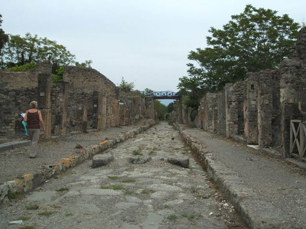 V.4.1, Pompeii. May 2005.          Via di Nola looking east.                        IX.9
