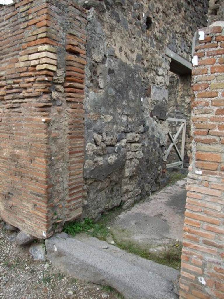 V.4.1 Pompeii. And on the same wall, on the right red right band, there was also graffiti: (See CIL IV 1597 and 1766)
COMVNIIM NVMVM DVIDIIN
See Notizie degli Scavi, 1891, p.272.