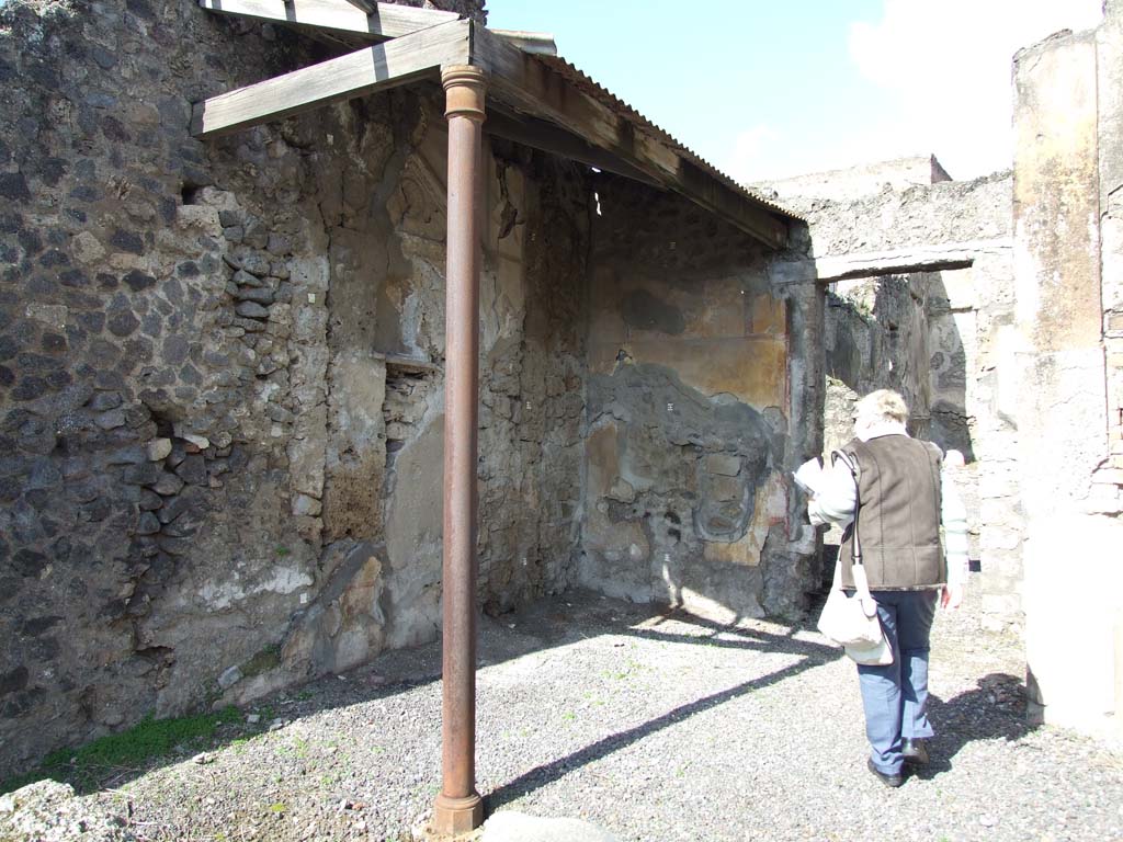 V.4.3 Pompeii. May 2005. Entrance corridor looking north. The area of the stairs to the upper floor were against the west wall, but were destroyed in the 1943 bombing.
