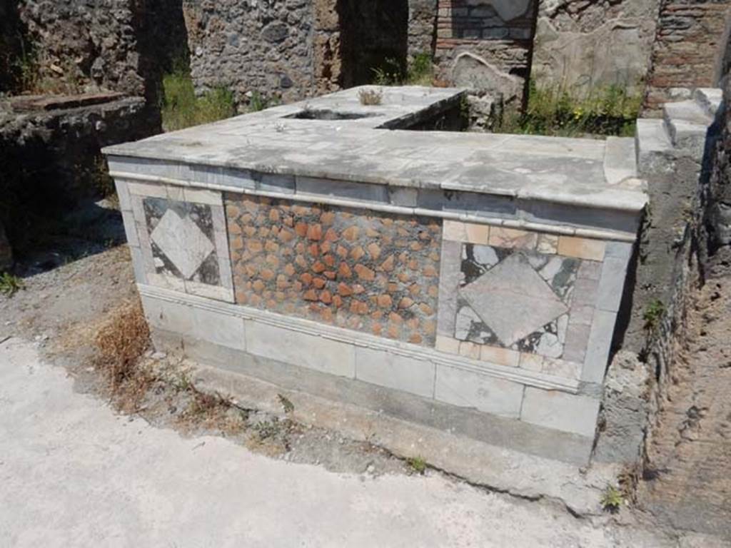 V.4.7 Pompeii. May 2017. East side of front of marble counter. Photo courtesy of Buzz Ferebee.