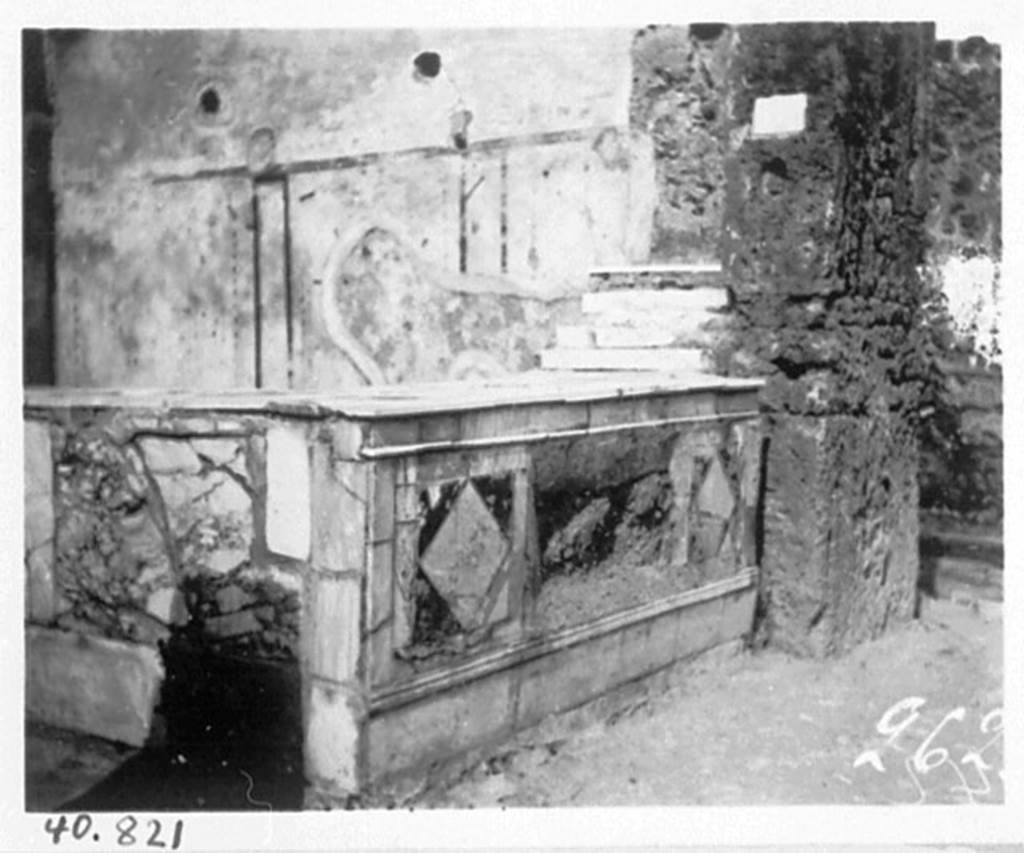 V.4.7 Pompeii. 1940? Photo by Tatiana Warscher. W.262. Counter, shelves and side wall.
DAIR 40.821. Photo © Deutsches Archäologisches Institut, Abteilung Rom, Arkiv. 
