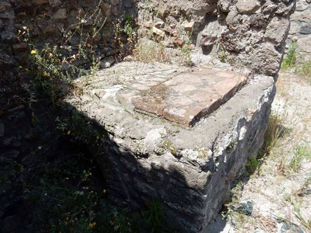 V.4.7 Pompeii.  May 2006.  Stone bench or hearth with terracotta tiles on the top.
