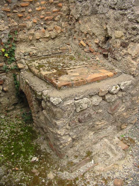 V.4.7 Pompeii. May 2003. Detail from side of stone bench or hearth. Photo courtesy of Nicolas Monteix.