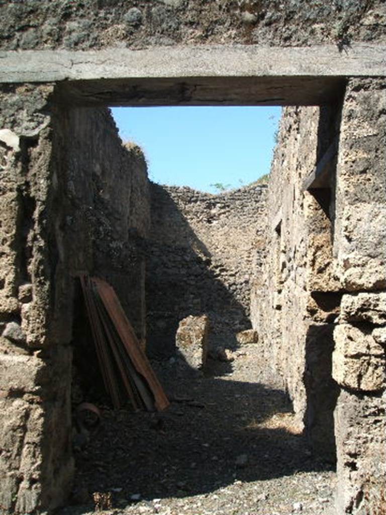 V.4.10 Pompeii. May 2005. Entrance doorway, looking west.