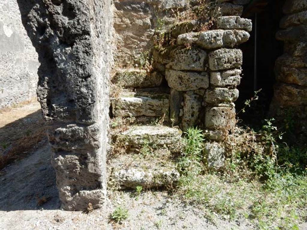 V.4.10 Pompeii. May 2017. Stairs to upper floor on south side of entrance fauces.
Photo courtesy of Buzz Ferebee.
